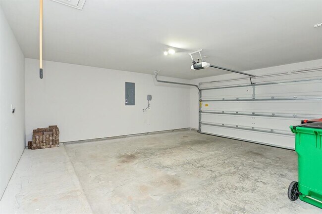 Building Photo - 12830 Spiegel St