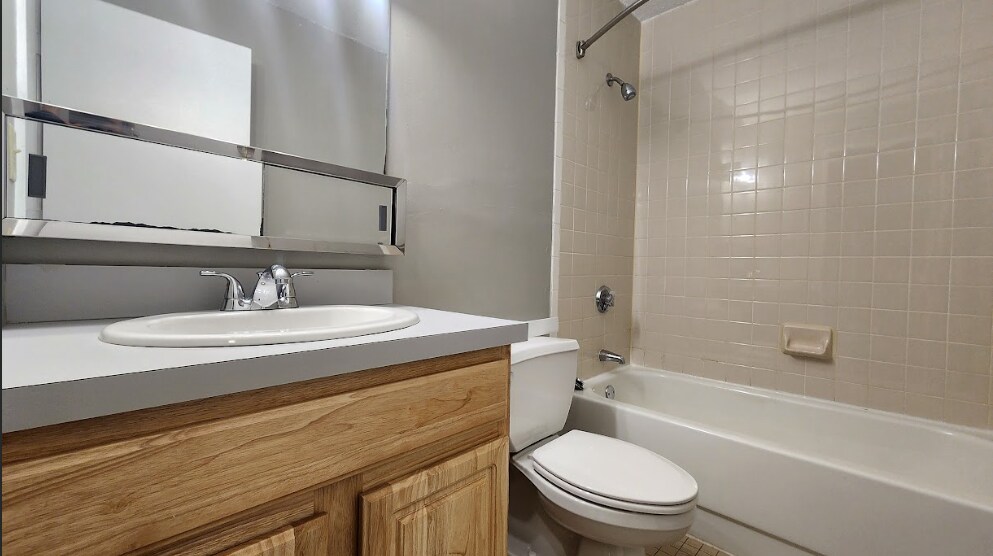 Building Photo - 1 S Point Dr