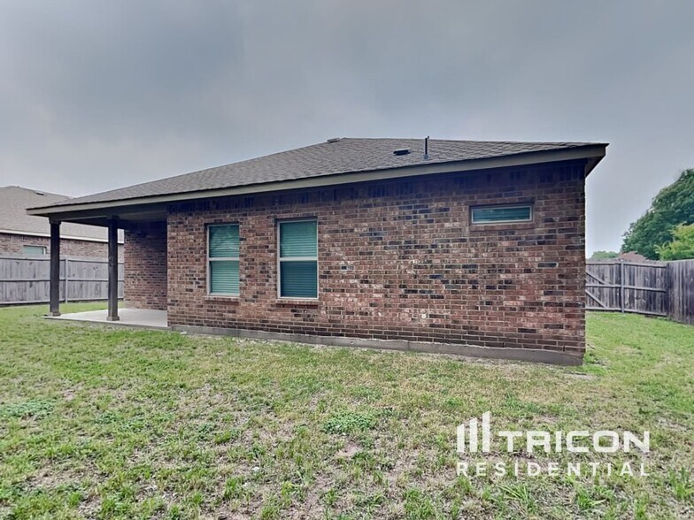 Building Photo - 1900 Carrington Dr