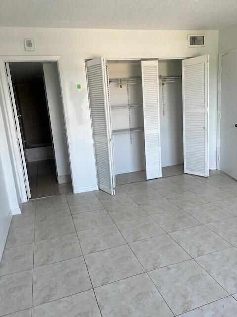 Building Photo - 4164 Inverrary Dr