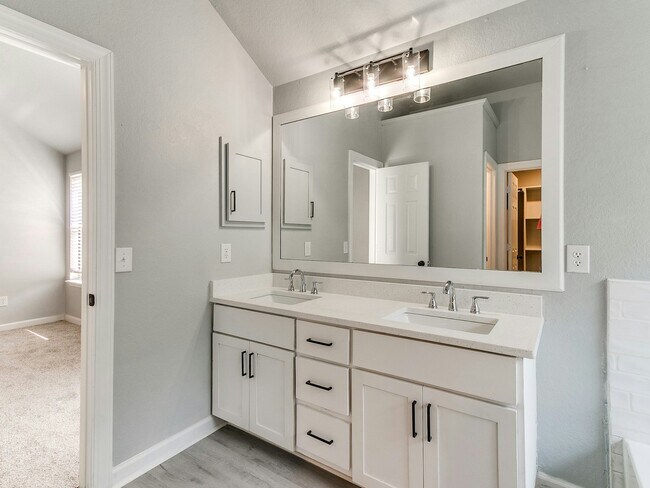 Building Photo - 5612 SE 87th St