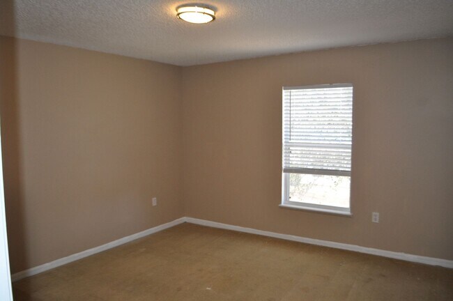 Building Photo - Nice 4 Bedroom 2.5 Bath 2 Car Garage Home ...