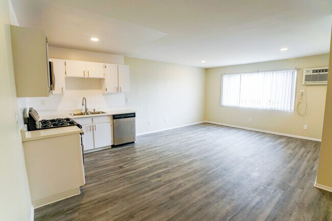 Interior Photo - 226 South Serrano