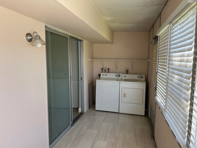 Building Photo - 254 Seville K