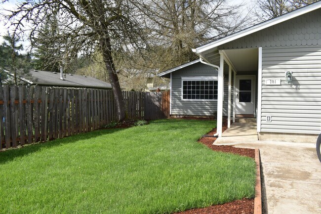 Building Photo - Modern home tucked away in the adorable little town of Brownsville.