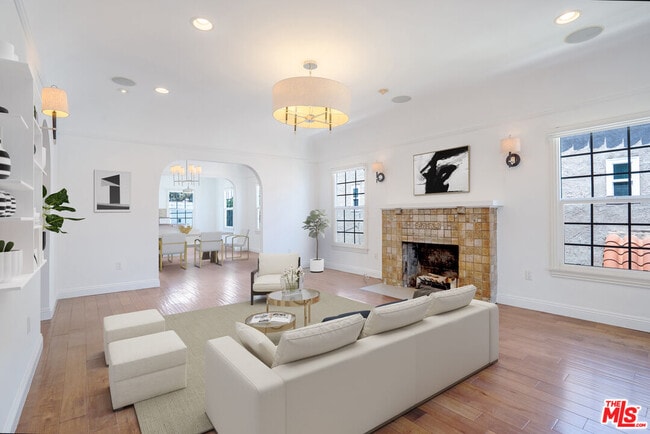 Primary Photo - 1049 S Mansfield Ave