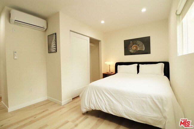 Building Photo - 9042 Phyllis Ave