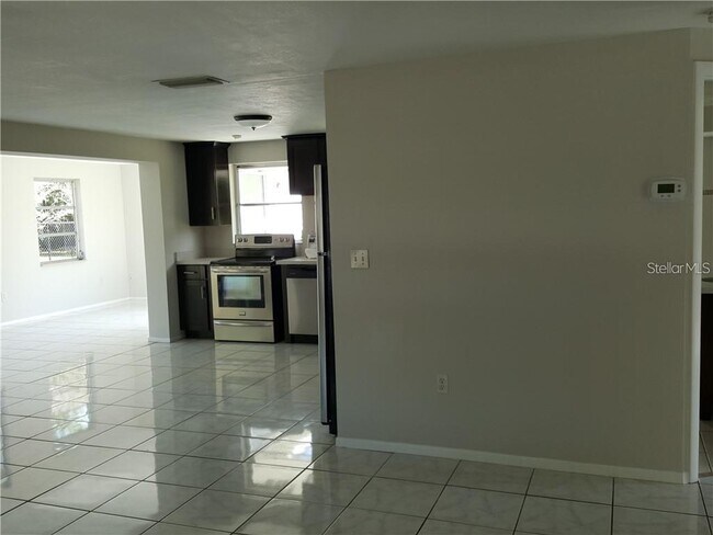 Building Photo - 262 Manor Rd