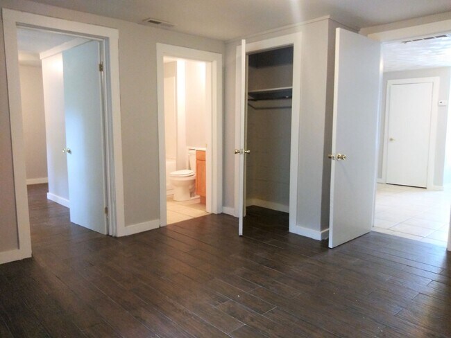 Building Photo - YOU CAN'T BEAT THIS VALUE! Spacious 3/2 Bungalow on a Quiet Street ~