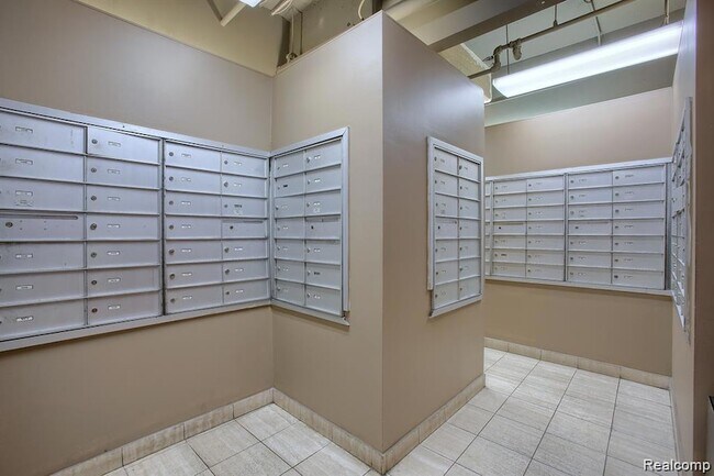 Building Photo - 6533 E Jefferson Ave