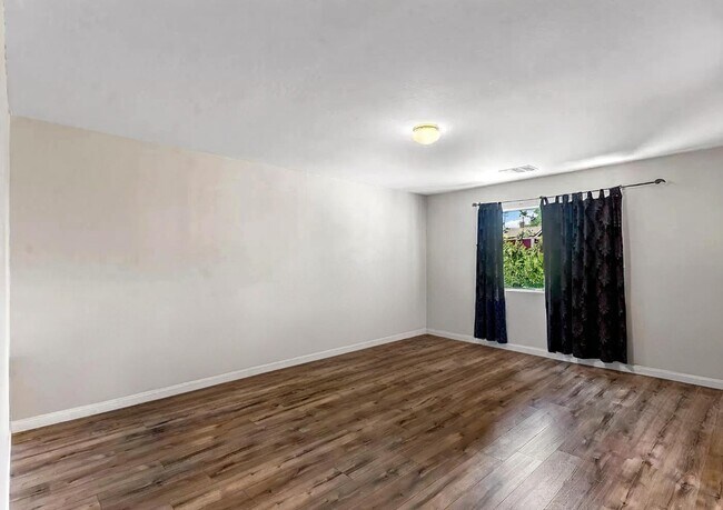 Building Photo - 10512 Anacostia Way