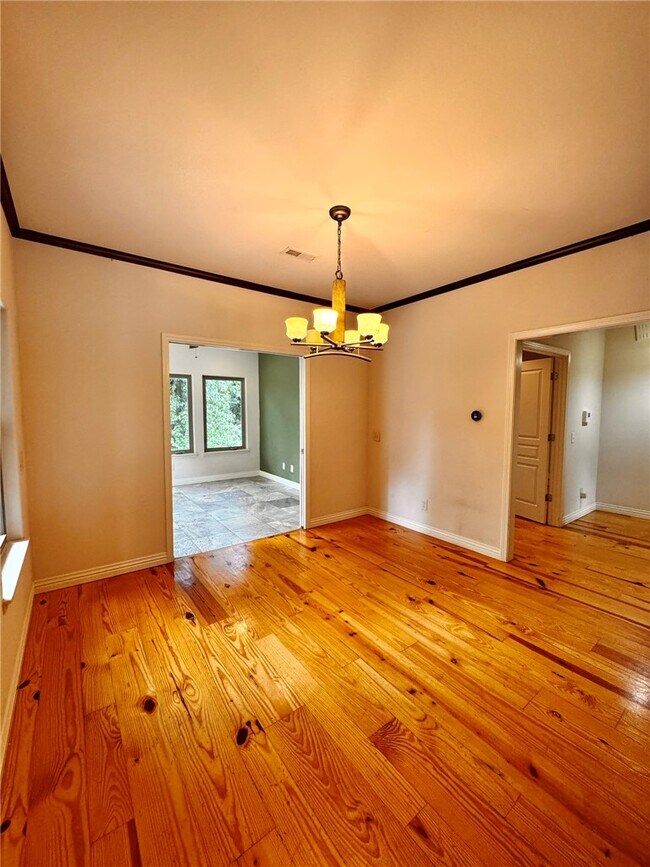 Building Photo - 723 N Lakeview Dr