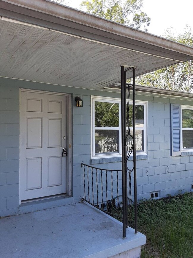 Building Photo - Two Bed Duplex Near Avondale! Great location!