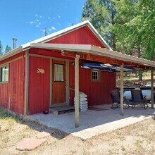 Building Photo - Cozy Red Cabin in Boise County - 30 Minute...