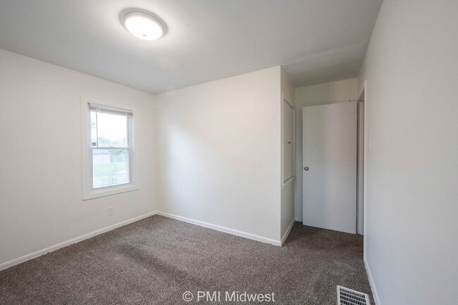 Building Photo - "Cozy 2-Bedroom Gem in Indianapolis – Your...