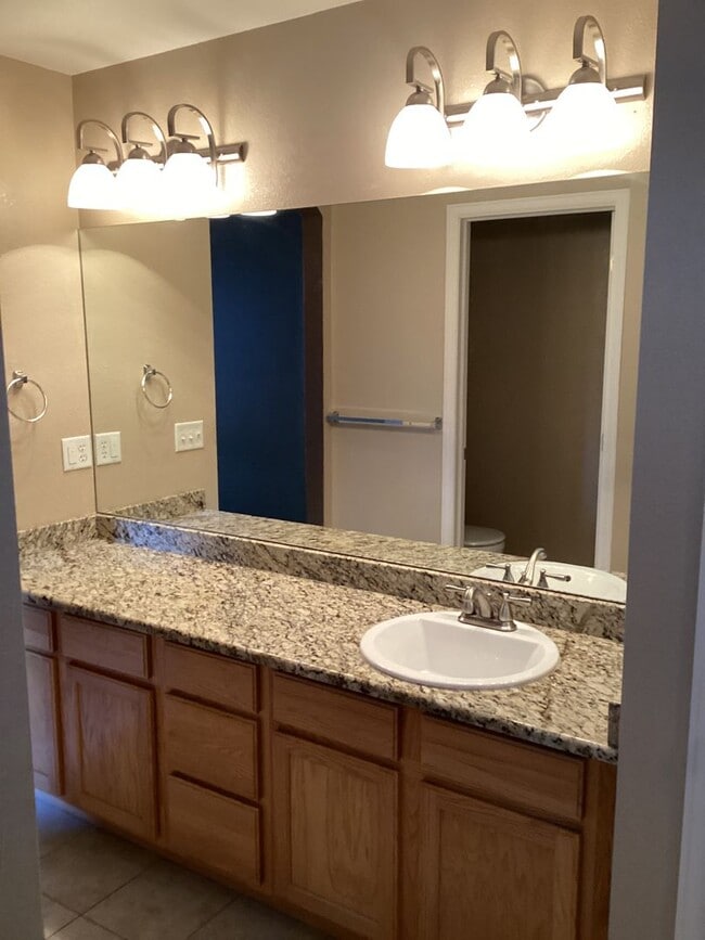 Building Photo - 3 bedroom, 2 Bath Ranch Home with 2 Car At...