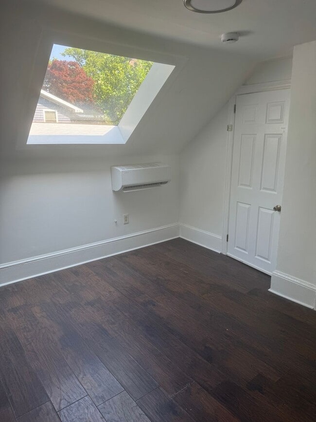 Building Photo - Charming 2 bedroom 1 bathroom, recently re...