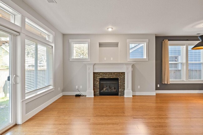 Building Photo - Beautiful 3-bdrm/2.5-bath contemporary craft home w/ lots of character. A/C, fireplace, fenced ba...