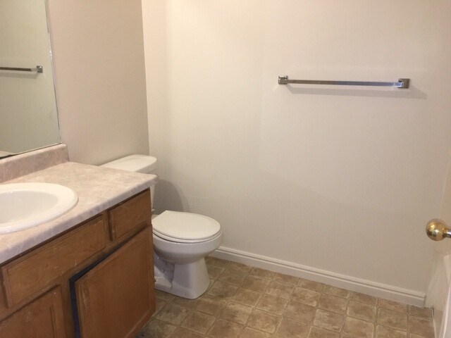 Building Photo - Clearfield 4 bedroom, 3 bathroom home. Big...