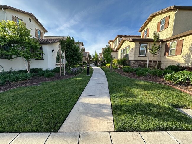 Building Photo - Beautiful 4 Bedroom, 3 Bath Mountain House Home