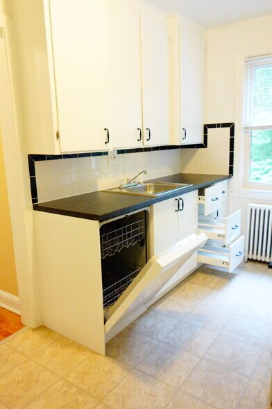 Building Photo - 8210 Greenwood Ave