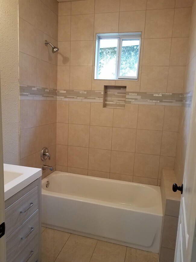 Building Photo - 1016 Center St