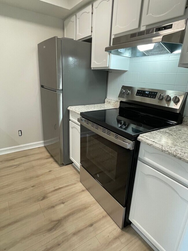 Building Photo - Non conforming 2 bed / 2 bath