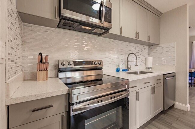 Building Photo - 422 Phippen Waiters Rd