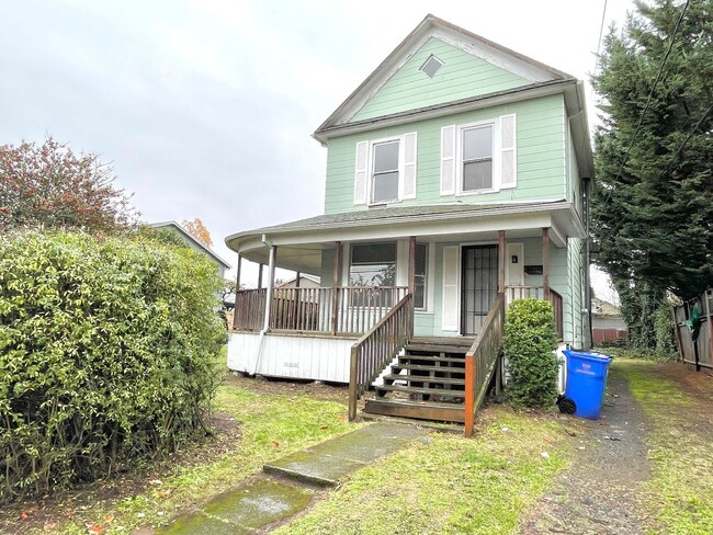 Primary Photo - Lents Neighborhood, 3 bed, 1.5 bath spacio...