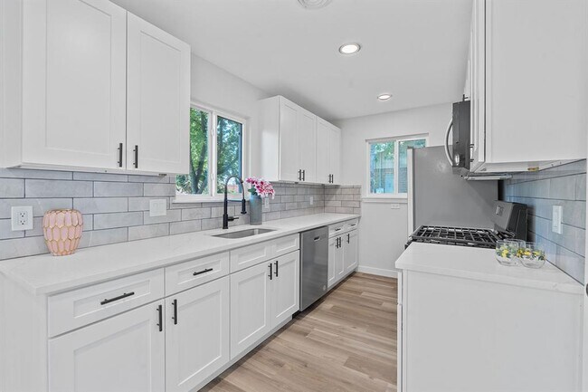 Building Photo - 711 Santa Rosa Dr