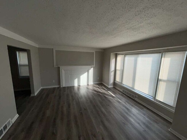 Building Photo - Spacious 3-Bedroom Colonial