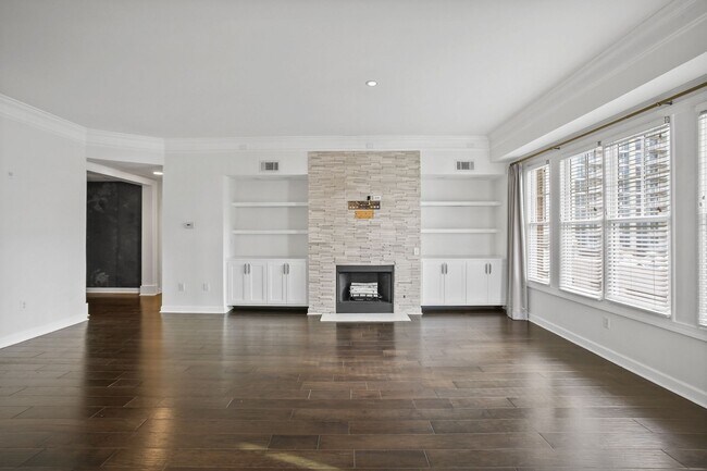 Building Photo - 2 Bedroom Unit in Midtown Neighborhood of Atlanta