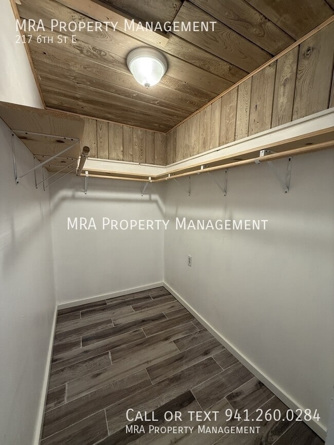 Building Photo - 217 6th St E