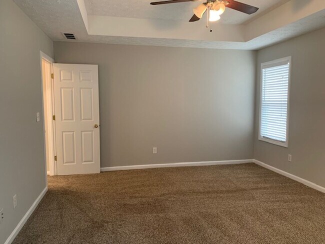 Building Photo - Charming 3 BR / 2 BATH Ranch!!