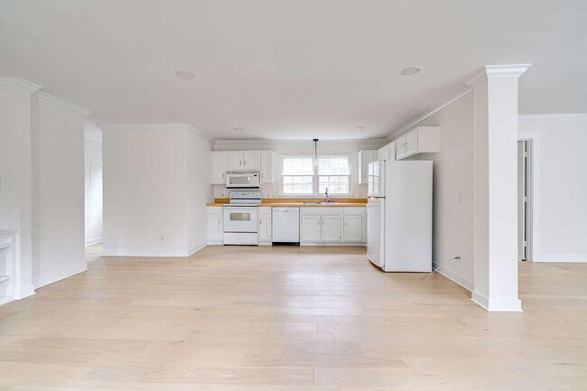 Building Photo - Chapel Hill Retreat: Spacious 4-Bedroom with Fenced-in Backyard