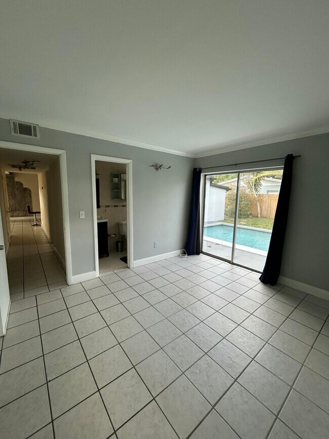 Building Photo - 5839 Daphne Dr