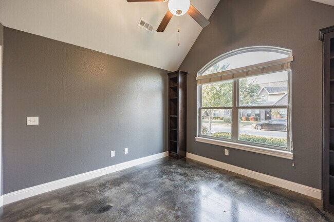 Building Photo - 3211 SW Stonepoint Ave