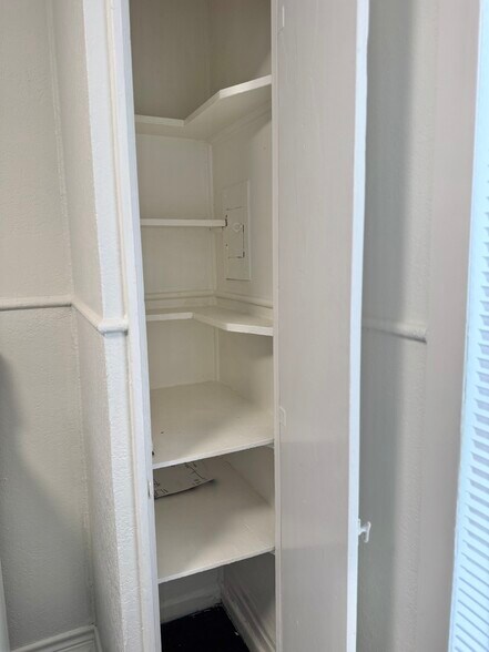 Building Photo - 513 Eleanor Ave