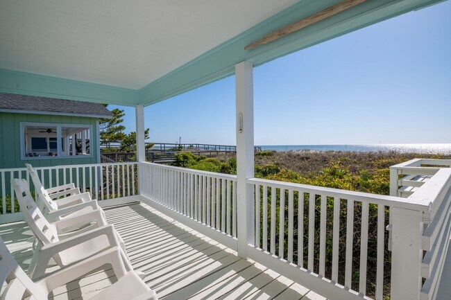 Building Photo - VINTAGE BEACHFRONT COTTAGE PERFECT FOR COZ...