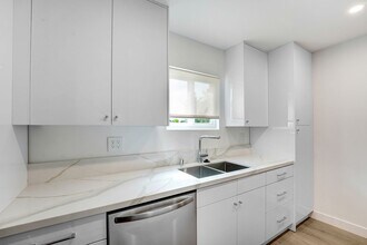 Building Photo - 2107 Montana Ave