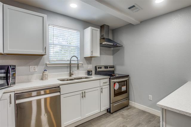 Building Photo - 902 Clark St