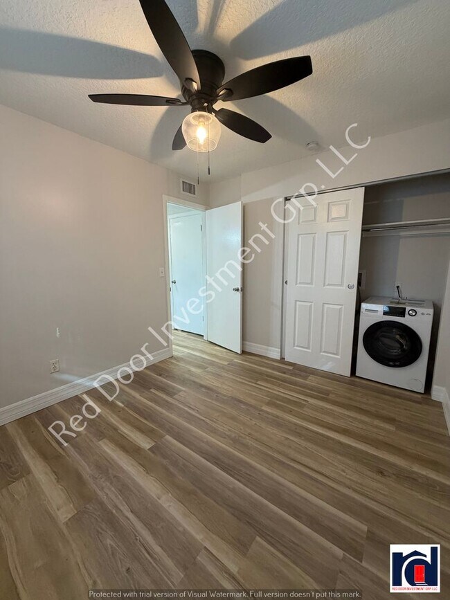 Building Photo - Renovated Spacious 2/2~w/All-in One Washer/Dryer & New AC~Deland