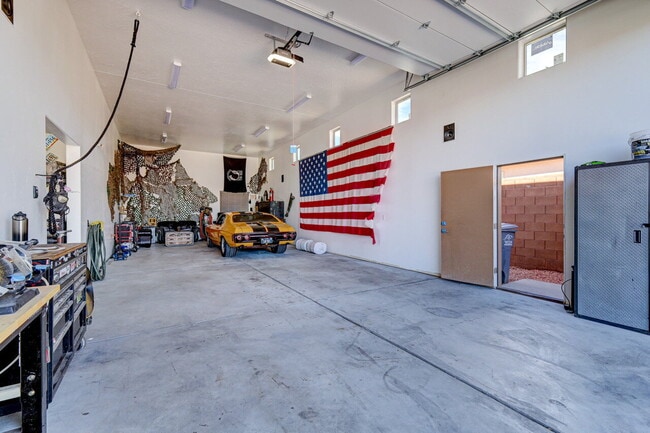 Building Photo - "Charming 3-Bedroom Retreat with 2 Baths and 2150 Sq. Ft. of Comfort in Santa Clara!"