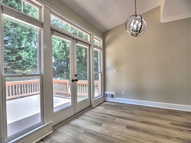 Building Photo - 3237 Waldwick Way SE