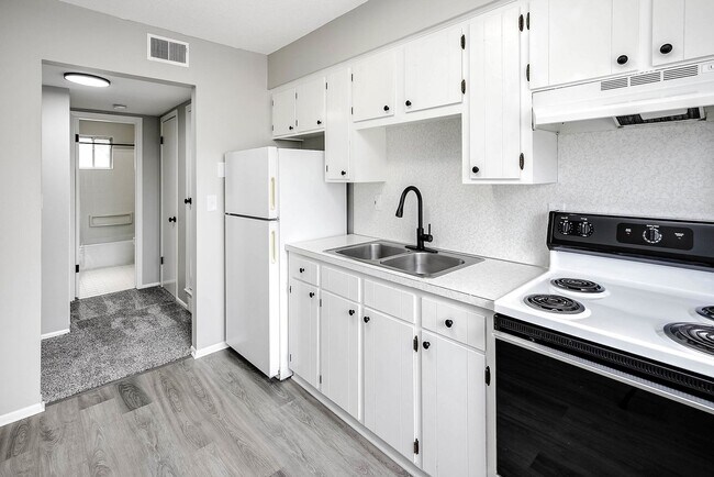 Building Photo - Ground-Floor 1-Bedroom with Walk-Out Patio