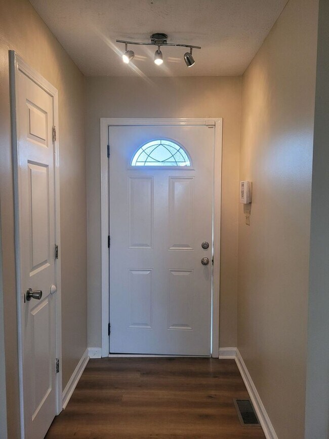 Building Photo - 3 Bed 2 Bath Ranch Style Treasure in Lovel...
