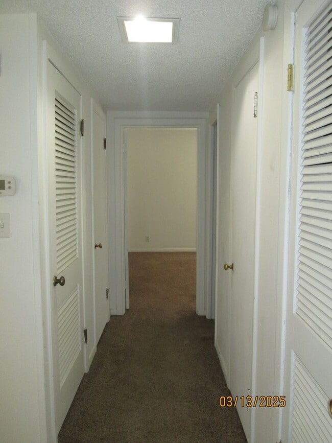 Building Photo - HOUSE -- 3 bedrooms, 1 bathroom