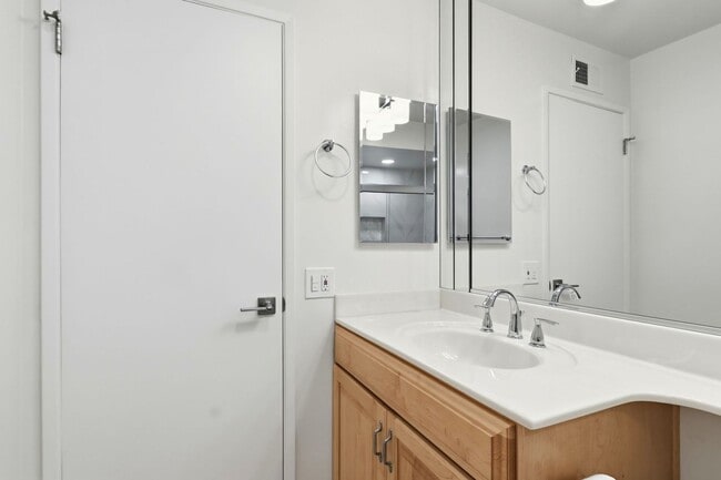 Building Photo - Updated Townhome in Lake Santa Clara HOA