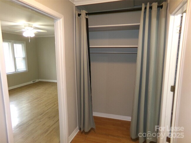 Building Photo - 716 Brown Ave