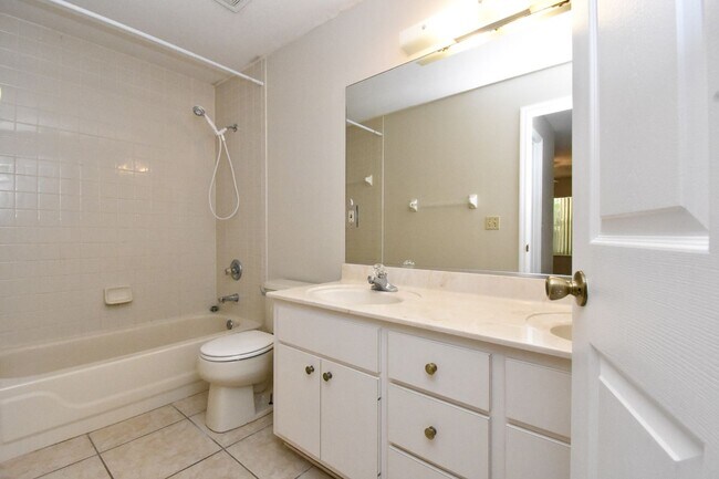 Building Photo - Spacious 3BR/2BA Corner Lot Home + Bonus Room in Silver Springs Shores – $1,650/Month